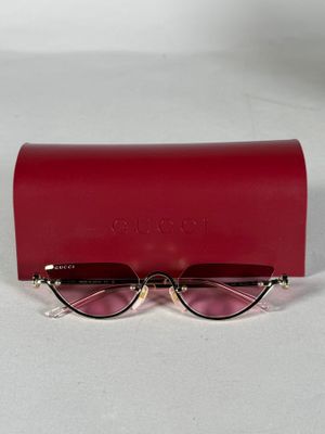 une paire de lunettes de soleil posée sur un étui rouge