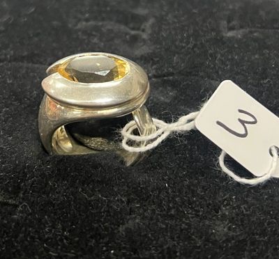 une bague en argent à laquelle est attachée une étiquette