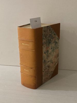 un livre marron contenant un mot, posé sur une table