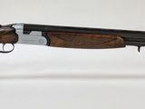 un fusil au canon en bois posé sur un socle en acrylique transparent