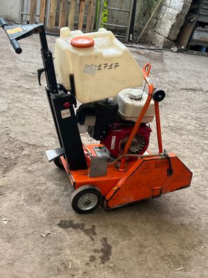 a small machine that is sitting on the ground