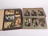 un vieux livre contenant des photos de personnes