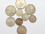 un tas de vieilles pièces de monnaie sur fond blanc