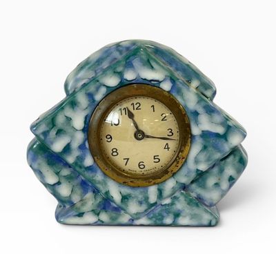 une horloge bleue et blanche posée sur une table