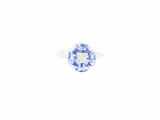 une bague ovale sertie d'un saphir de Tanzanie et de diamants