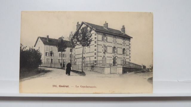 Guéret : La Gendarmerie. AAA 286. Carte rare !!! TBE.