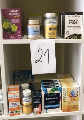 une étagère sur laquelle sont disposées de nombreuses vitamines