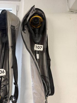 deux sacs de voyage accrochés au mur