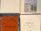 trois livres sont posés sur une table les uns à côté des autres