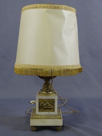 Lampe de table en marbre blanc à décor de bronze doré figurant qu...