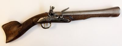 un pistolet accroché au mur d'une pièce