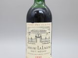 une bouteille de vin rouge avec un dessin représentant un château en arrière-plan