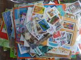 un sac rempli de timbres posé sur une table