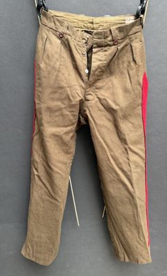 une photo d'un pantalon suspendu à une corde à linge