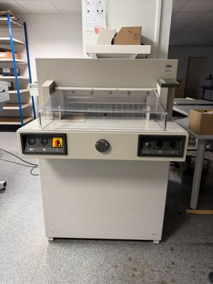 a machine that is sitting in the middle of a room