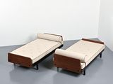deux lits et une table dans une pièce