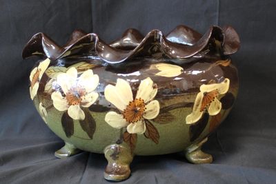 Jardinière ovale avec quatre pieds, à décor d'anémones
