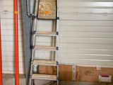 une échelle appuyée contre un mur dans un garage