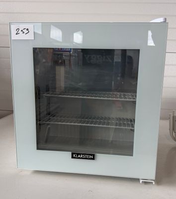 une photo d'un réfrigérateur à porte vitrée dans une cuisine