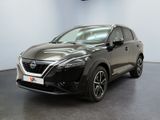 La Nissan QX-V noire est garée dans un showroom