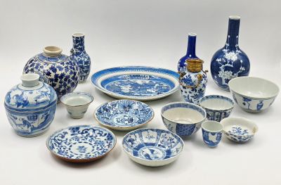 de nombreux plats et vases bleus et blancs sur la table