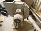 un petit ventilateur posé dans un coin de la pièce