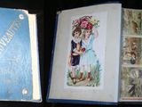 deux livres illustrés représentant des enfants, posés sur une table