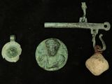 une photo représentant un ensemble d'objets posés sur une table