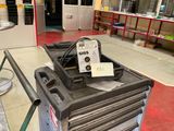 une machine posée sur une table dans une pièce