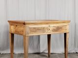 une petite table en bois surmontée d'un tiroir