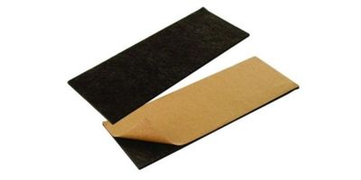 gros plan d'une paire de ciseaux sur une surface blanche