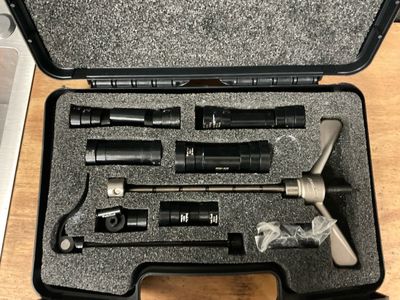 une mallette contenant un ensemble d'outils, posée sur une table