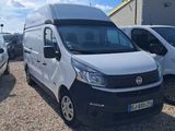 deux camionnettes blanches garées l'une à côté de l'autre dans un parking