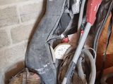 une photo montrant un sac à dos et des outils posés sur une table
