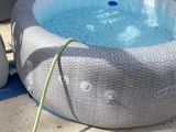 un jacuzzi équipé d'un tuyau