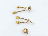 trois paires de boucles d'oreilles plaquées or sur un fond blanc