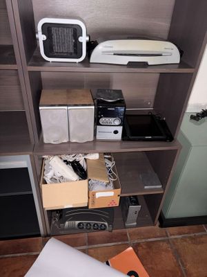 une étagère sur laquelle sont posés tout un tas d'appareils électroniques