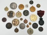 un assortiment de médailles et des médailles sont exposées sur une surface blanche