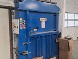 une photo d'une grande machine bleue dans un entrepôt