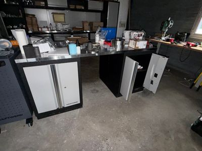 une photo d'une cuisine dont le plan de travail est encombré