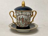 une tasse et une soucoupe sur une soucoupe sur une table