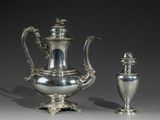 deux théières en argent et une salière posées sur une table