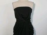 robe noire sans bretelles sur un mannequin, mannequin, mannequin, mannequin, mannequin, mannequin, mannequin, mannequin, manne