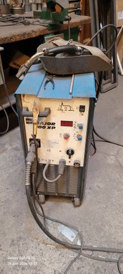 une machine posée sur le sol dans le garage
