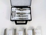 une image représentant un ensemble d'outils dans un coffret posé sur une surface blanche