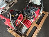 un petit moteur et un petit moteur posé sur une palette