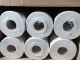 Plusieurs rouleaux de papier toilette se trouvent dans une boîte en carton