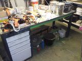 un établi sur lequel sont posés de nombreux outils