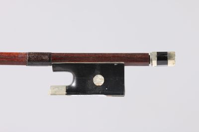 un archet de violon d'où dépasse un morceau de bois