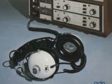 une radio et un casque posés l'un à côté de l'autre sur une table